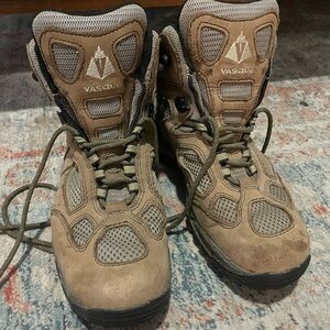 Women’s size 9 brown vasque hiking boots